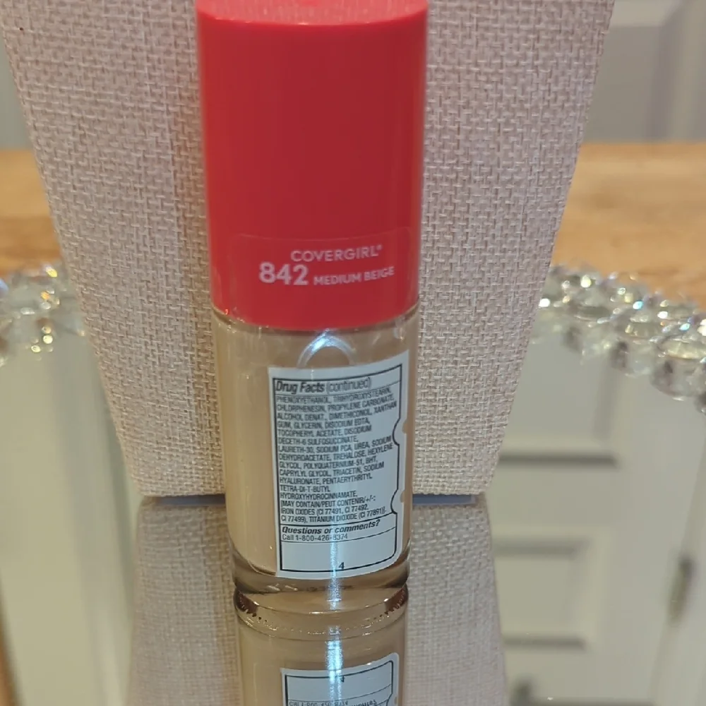 COVERGIRL Outlast Foundation - Medium Beige 842 NWT